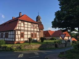Blick auf Kirche und Gemeindehaus